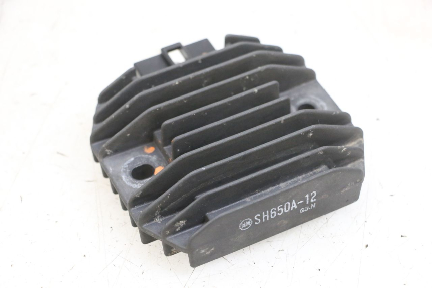 photo de REGULADOR KAWASAKI ZR 7 750 (1999 - 2004) - Otra perspectiva