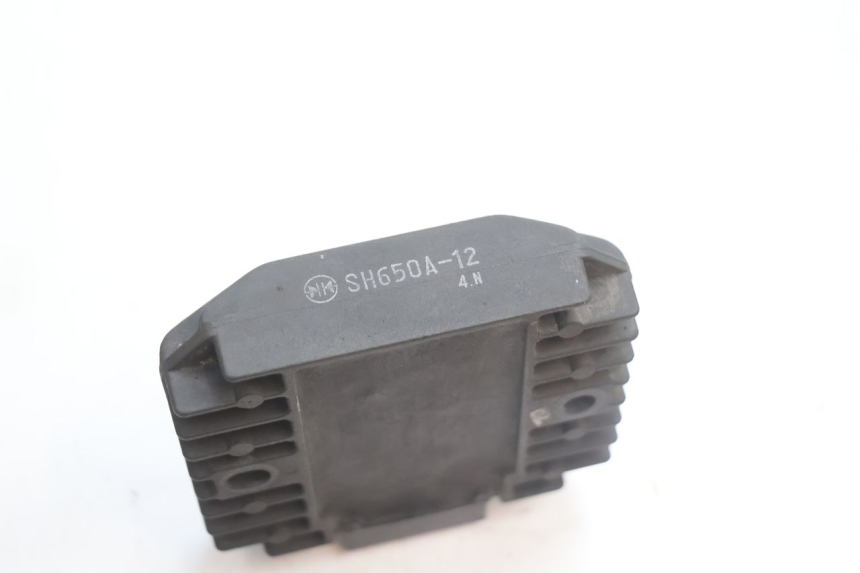 photo de REGULADOR DE CARGA KAWASAKI ZX-6R ZX6R 600 (1995 - 1997) - Primer plano técnico