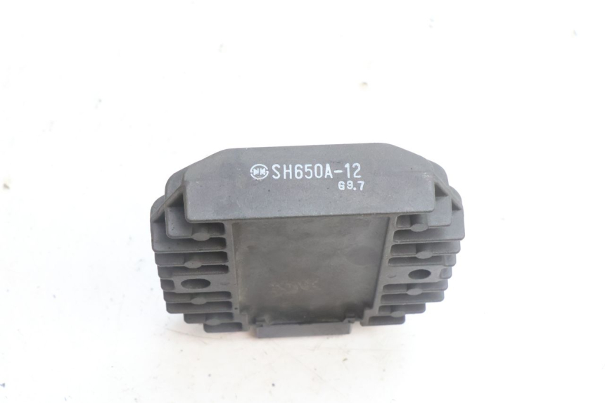 photo de REGULADOR DE CARGA KAWASAKI ZZR 600 (1995 - 2004) - Primer plano técnico