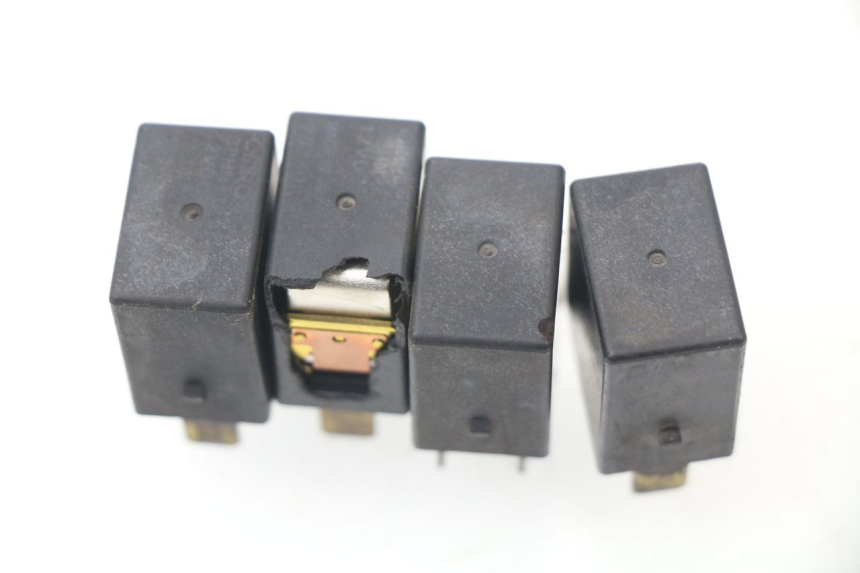 photo de RELÉ ELÉCTRICO HONDA FES PANTHEON 125 (2003 - 2007) - Detalle de la pieza