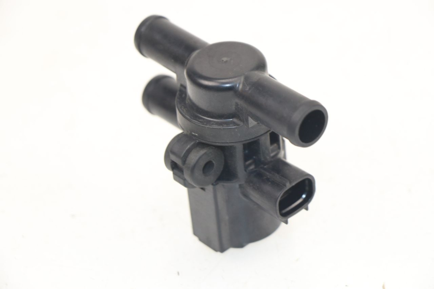 photo de RELE SUZUKI GSR 750 (2011 - 2017) - Otra perspectiva