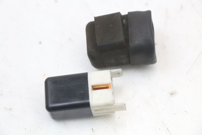 photo de RELÉ ELÉCTRICO KAWASAKI ZR7 ZR-7 S 750 (1999 - 2004) - Primer plano técnico