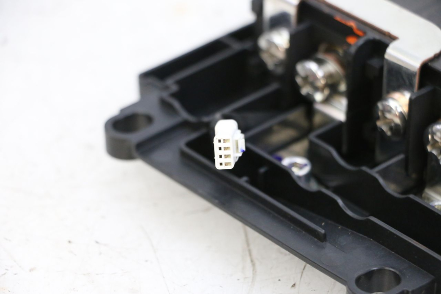 photo de RELE YAMAHA NEO'S CORE 1 (2022 - 2026) - Detalles de los puntos de fijación