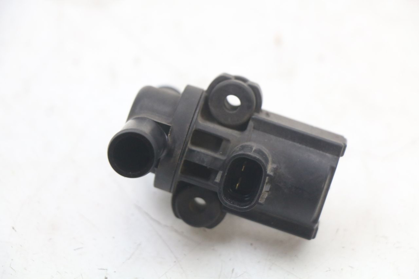 photo de RELE SUZUKI GSR 750 (2011 - 2017) - Otra perspectiva