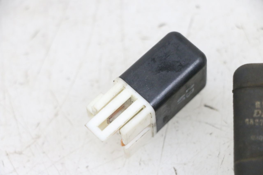 photo de RELE KAWASAKI ZR 7 750 (1999 - 2004) - Otra perspectiva