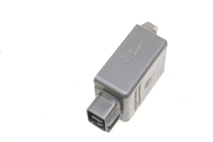 photo de RELE KAWASAKI ZR 7 750 (1999 - 2004) - Otra perspectiva