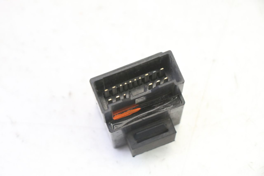 photo de RELÉ BOMBA COMBUSTIBLE YAMAHA FJR ABS 1300 (2006 - 2012) - Primer plano técnico