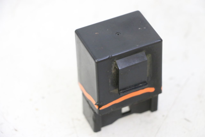 photo de RELÉ BOMBA COMBUSTIBLE YAMAHA FZ6 N FAZER 600 (2004 - 2006) - Detalles de los puntos de fijación