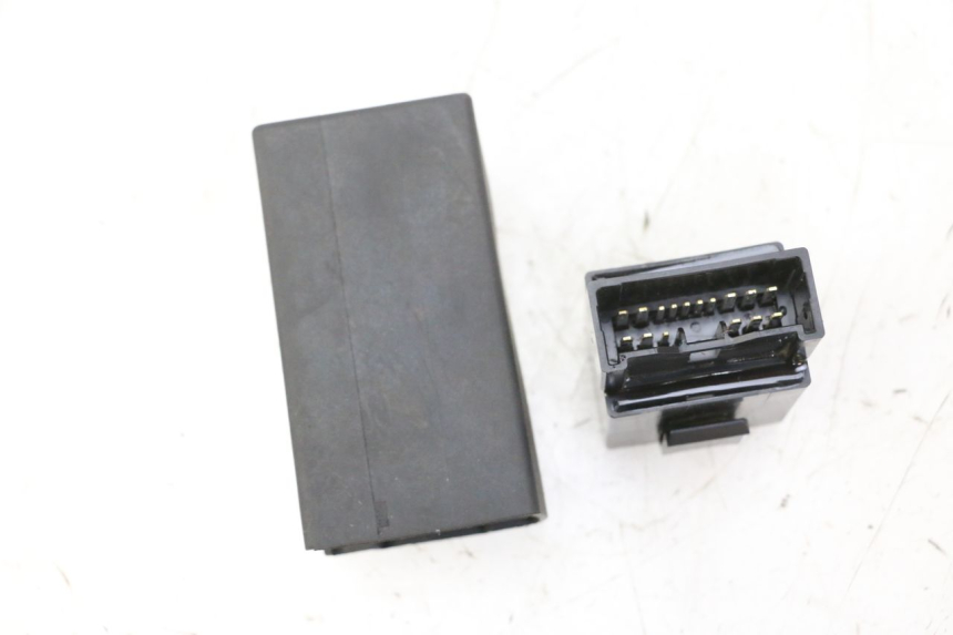 photo de RELÉ BOMBA COMBUSTIBLE YAMAHA MT-07 MT07 ABS 700 (2014 - 2017) - Primer plano técnico