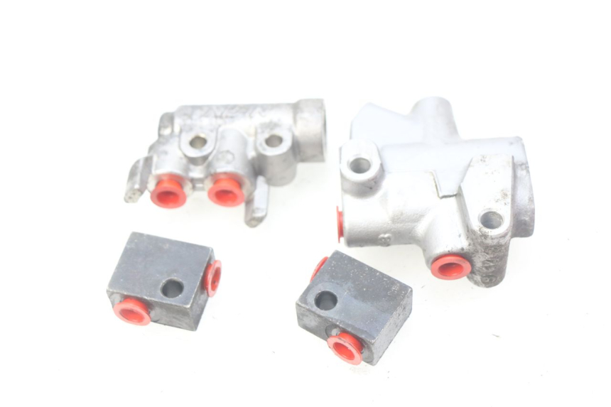 photo de DISTRIBUIDOR DE FRENO YAMAHA FJR ABS 1300 (2006 - 2012) - Primer plano técnico