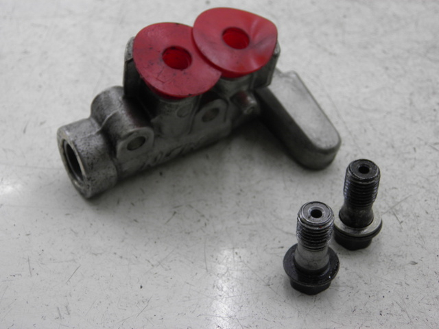 photo de REPARTIDOR FRENO HONDA FJS SILVER WING 600 (2003 - 2005) - Primer plano técnico