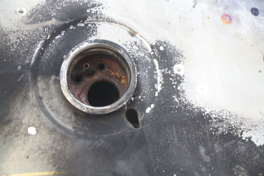 photo de DEPOSITO FUEL ROYAL ENFIELD BULLET CLASSIC 500 (2017 - 2020) - Zoom sobre los componentes