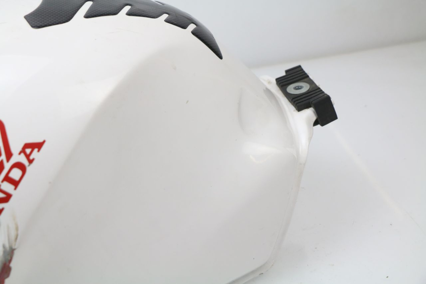 photo de DEPOSITO FUEL HONDA CBR 929 RR FIREBLADE 900 (2000 - 2001) - Zoom sobre los componentes