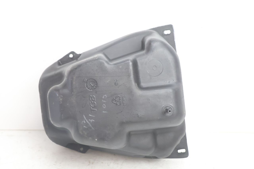 photo de DEPOSITO FUEL TGB CITY RS 50 (2011 - 2016) - Estado de la superficie y material