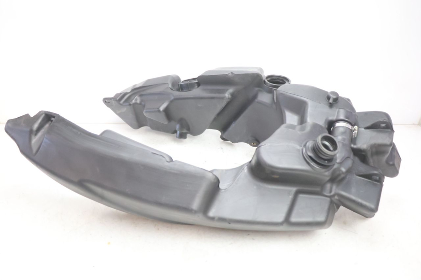 photo de DEPOSITO FUEL GILERA GP 800 (2007 - 2013) - Otra perspectiva