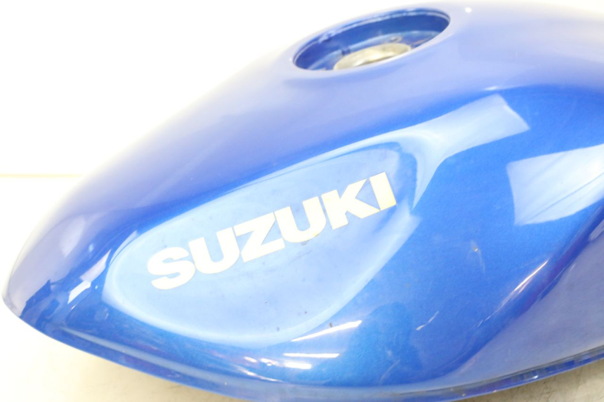 photo de DEPOSITO FUEL SUZUKI GSF S BANDIT 600 (2000 - 2004) - Zoom sobre los componentes