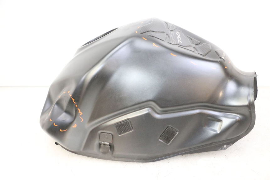 photo de DEPOSITO FUEL SUZUKI GSR 750 (2011 - 2017) - Zoom sobre los componentes