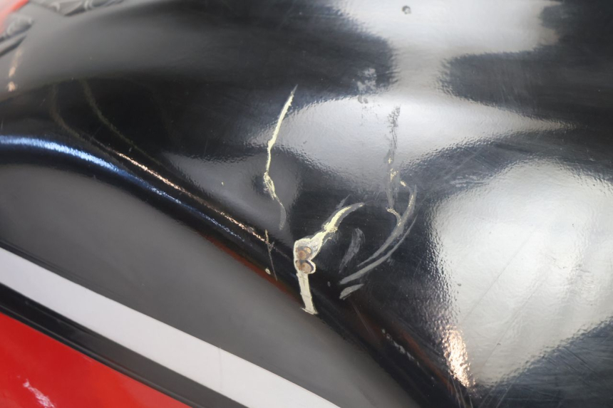 photo de DEPOSITO FUEL SUZUKI GSX F GSXF 750 (1988 - 1998) - Estado de la superficie y material