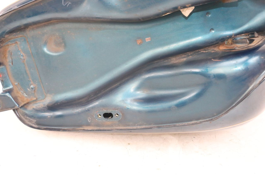 photo de DEPOSITO FUEL SUZUKI GZ MARAUDER 125 (1998 - 2004) - Detalles de los puntos de fijación