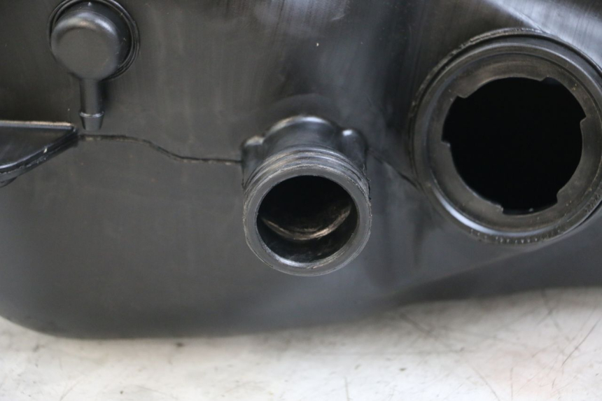 photo de DEPÓSITO DE COMBUSTIBLE PIAGGIO MP3 125 (2006 - 2014) - Detalles de los puntos de fijación