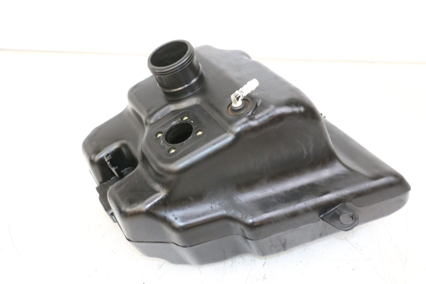 photo de DEPÓSITO DE COMBUSTIBLE PEUGEOT STREETZONE 4T 50 (2018 - 2023) - Otra perspectiva