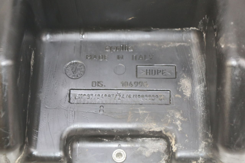 photo de DEPÓSITO DE COMBUSTIBLE APRILIA SCARABEO 100 (2003 - 2012) - Primer plano técnico