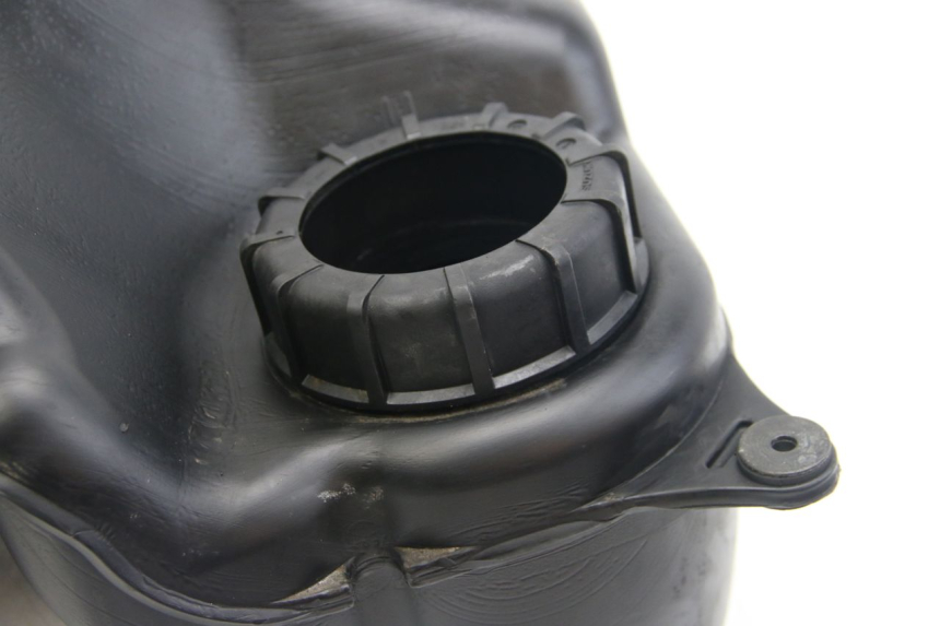 photo de DEPÓSITO DE COMBUSTIBLE SUZUKI SIXTEEN 125 (2008 - 2010) - Características distintivas