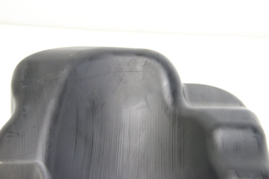 photo de DEPÓSITO DE COMBUSTIBLE SUZUKI SIXTEEN 125 (2008 - 2010) - Zoom sobre los componentes