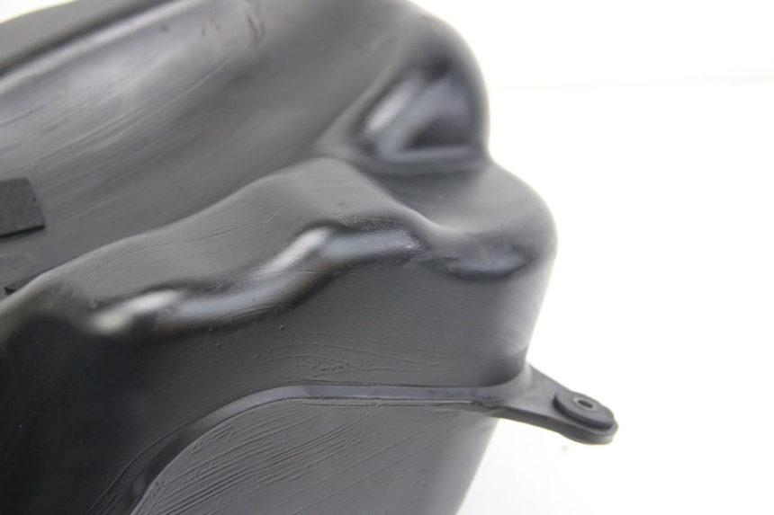 photo de DEPÓSITO DE COMBUSTIBLE SUZUKI SIXTEEN 125 (2008 - 2010) - Detalle de la pieza