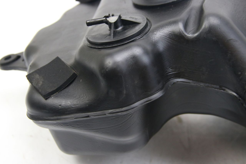 photo de DEPÓSITO DE COMBUSTIBLE SUZUKI SIXTEEN 125 (2008 - 2010) - Marcados y referencias originales