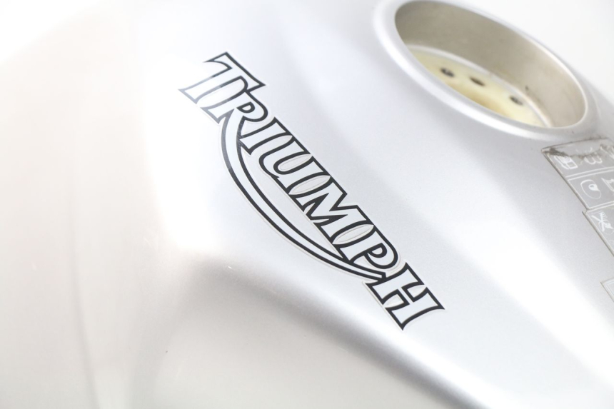 photo de DEPOSITO FUEL TRIUMPH SPRINT ST ABS 1050 (2005 - 2007) - Zoom sobre los componentes