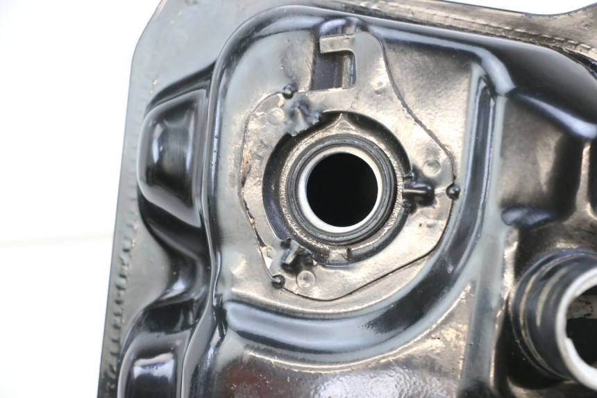 photo de DEPOSITO FUEL TNT MOTOR ROMA 10' 2T 50 (2011 - 2018) - Primer plano técnico