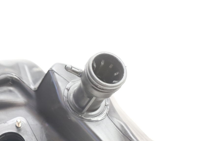 photo de DEPÓSITO DE COMBUSTIBLE PIAGGIO VESPA PRIMAVERA 2T 50 (2013 - 2018) - Primer plano técnico