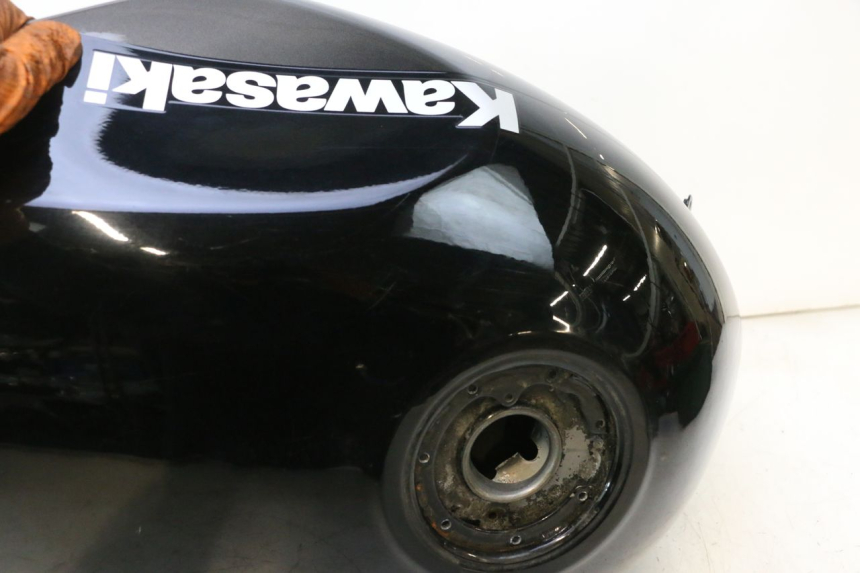 photo de DEPóSITO DE GASOLINA KAWASAKI ZZR 600 (1995 - 2004) - Zoom sobre los componentes