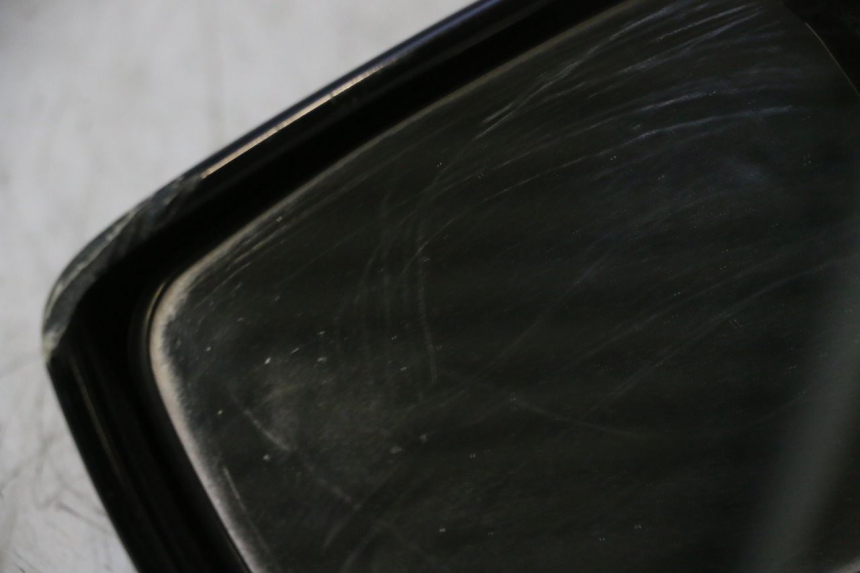 photo de RETROVISOR IZQUIERDO SUZUKI BURGMAN EXECUTIVE ABS 650 (2006 - 2012) - Primer plano de alta resolución