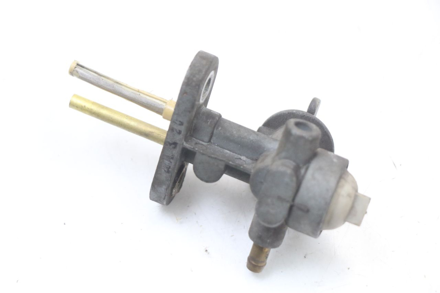 photo de Grifo del depósito HYOSUNG GV AQUILA 125 (2000 - 2009) - Otra perspectiva