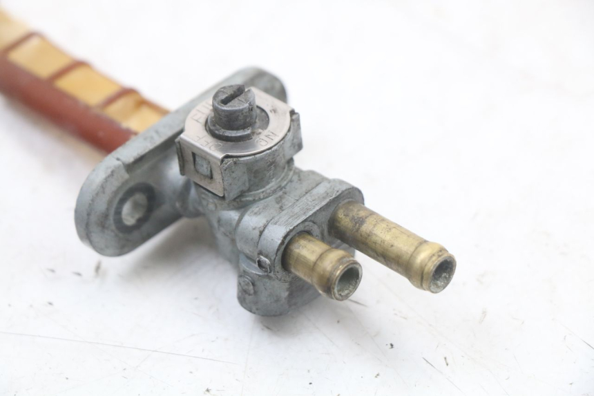 photo de VALVULA DEPOSITO SUZUKI GS F 500 (2004 - 2007) - Detalles de los puntos de fijación