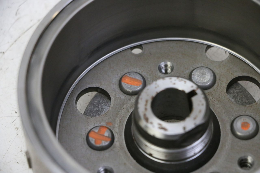 photo de VOLANTE MAGNETICO SUZUKI BURGMAN 125 (2007 - 2014) - Primer plano técnico