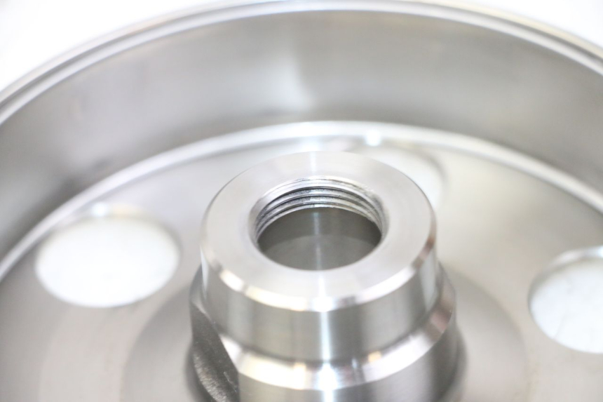 photo de VOLANTE MAGNETICO HONDA CB R 1000 (2018 - 2023) - Primer plano técnico