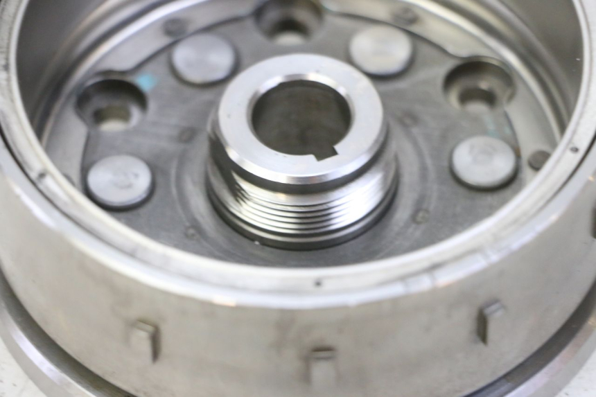 photo de VOLANTE MAGNETICO HONDA CBF 125 (2009 - 2015) - Detalles de los puntos de fijación