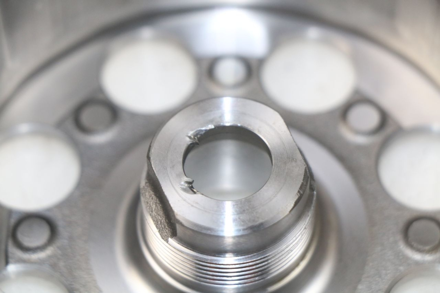 photo de VOLANTE MAGNETICO SUZUKI GSR 600 (2005 - 2012) - Detalles de los puntos de fijación