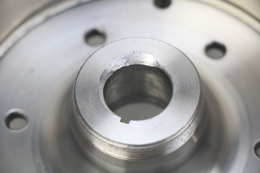 photo de VOLANTE MAGNETICO APRILIA SRV 850 (2012 - 2017) - Primer plano técnico