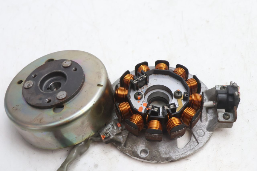 photo de ROTOR ESTATOR MBK BOOSTER SPIRIT 50 (2004 - 2017) - Primer plano técnico