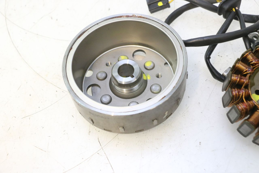 photo de ROTOR ESTATOR SUZUKI BURGMAN 125 (2007 - 2014) - Primer plano de alta resolución