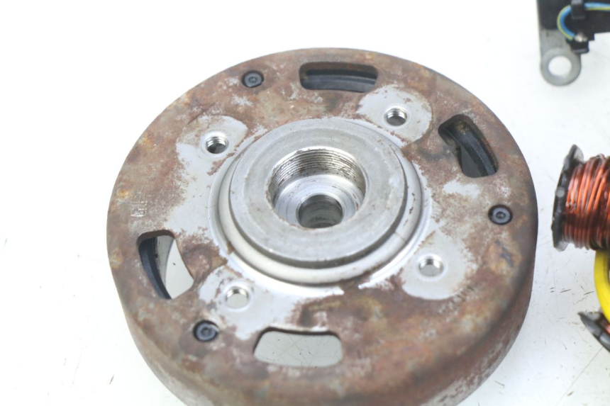 photo de ESTATOR PEUGEOT BUXY 50 (1993 - 1998) - Detalles de los puntos de fijación