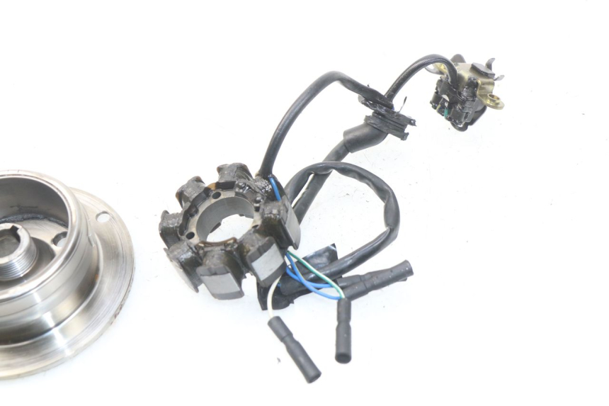 photo de ESTATOR HONDA CRF CR-F 450 (2001 - 2005) - Primer plano técnico