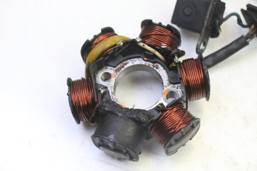 photo de ESTATOR PEUGEOT ELYSTAR 50 (2002 - 2014) - Detalles de los puntos de fijación