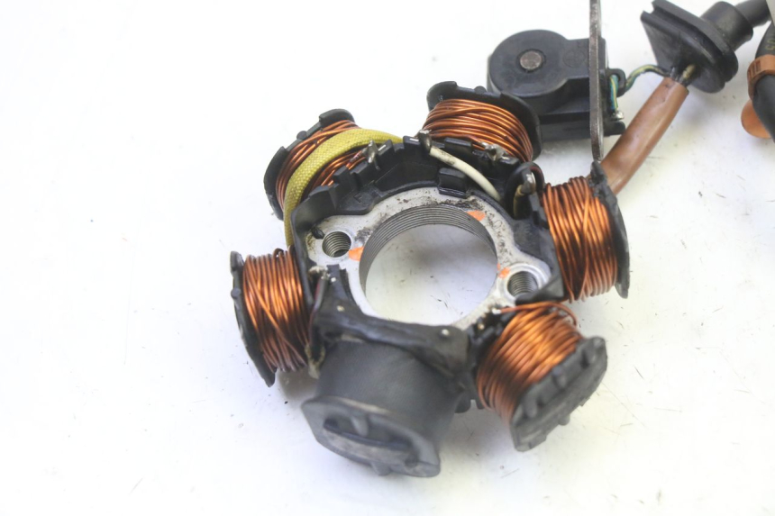 photo de ESTATOR PEUGEOT ELYSTAR 50 (2002 - 2014) - Detalles de los puntos de fijación