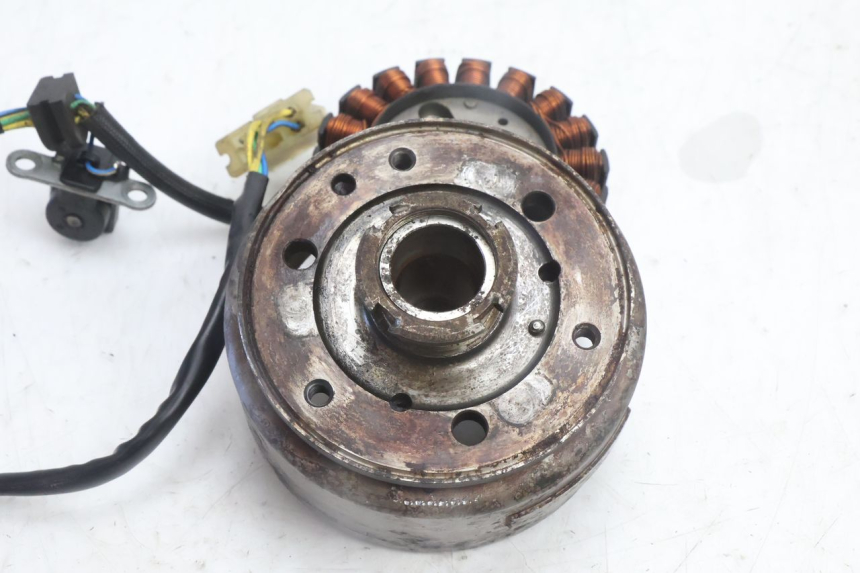 photo de ESTATOR HONDA FES PANTHEON 2T 125 (1998 - 2002) - Primer plano técnico