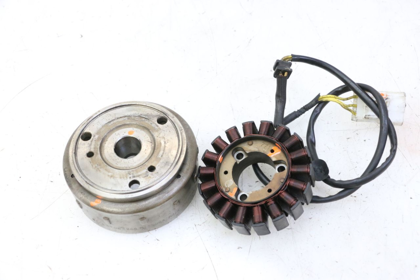 photo de ROTOR ESTATOR HONDA FES S-WING SWING ABS 125 (2007 - 2015) - Primer plano de alta resolución